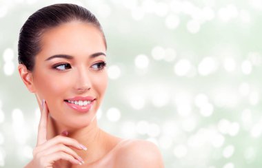 Güzel kadın bir arka plan bulanık ışıkları ile karşı