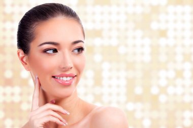 Güzel kadın bir arka plan bulanık ışıkları ile karşı