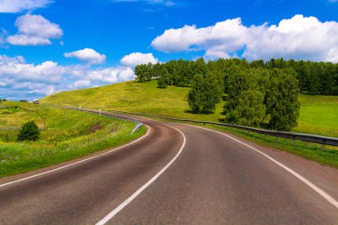 Bir yol ve beyaz bulutlar gökyüzü üzerinde