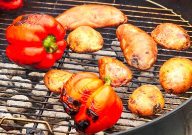 Patates ve kırmızı biber bir ızgara