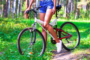 Bisiklet Park'ın bahçesinde seksi kadınla