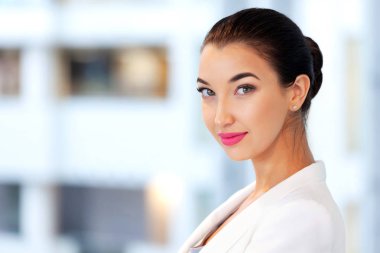 Bir ofiste güzel iş kadını