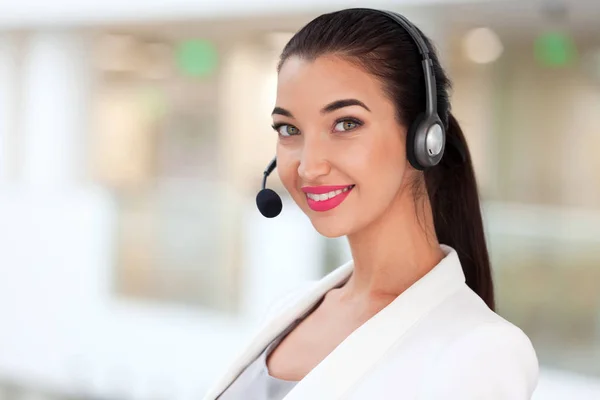 Close Tiro Jovem Bonito Call Center Trabalhador Com Fone Ouvido — Fotografia de Stock