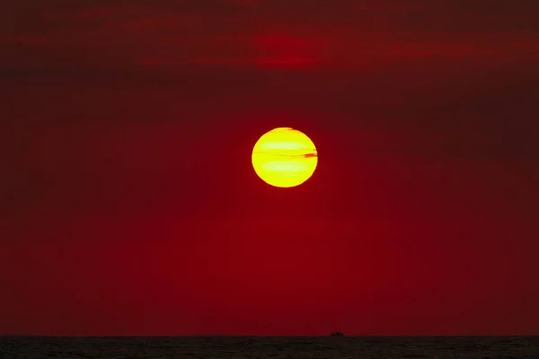 Желтое Солнце Вечернем Небе Море — стоковое фото