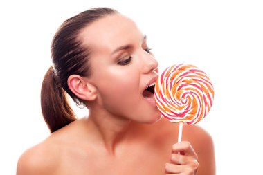 Beyaz arka plan üzerinde izole büyük lolipop güzel kadınla