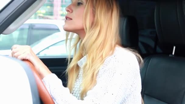 Femeia Stresată Șofer Într Mașină — Videoclip de stoc