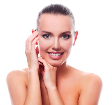 Size gülümseyen güzel kız. Cilt bakım kavramı. Beyaz arka plan üzerinde izole