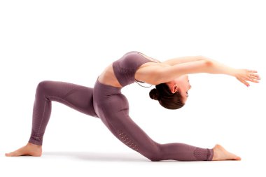 genç kadının beyaz arka plan üzerinde sağlıklı yaşam konsepti izole yoga pratik yapması