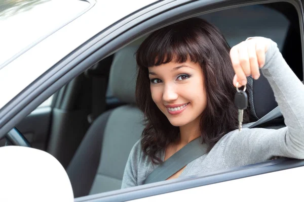Giovane donna felice conducente tenere chiavi della macchina nella sua nuova auto — Foto Stock