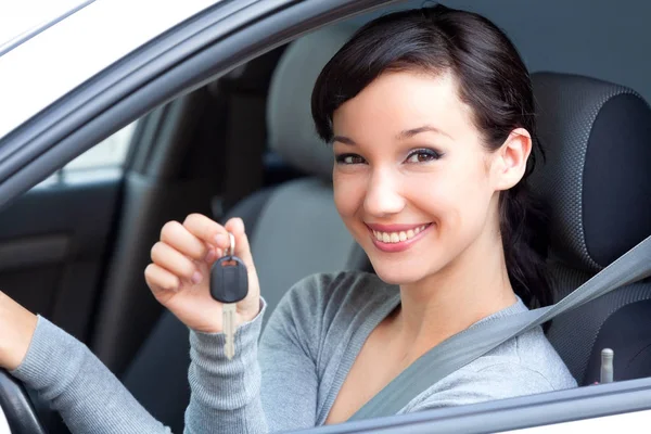 若い幸せな女ドライバーは、彼女の新しい車で車のキーを保持します。 — ストック写真