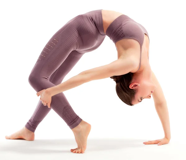 Jonge vrouw doet yoga oefening over witte achtergrond, geïsoleerd — Stockfoto