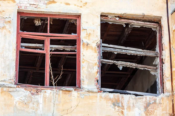 Exterior de um edifício abandonado — Fotografia de Stock