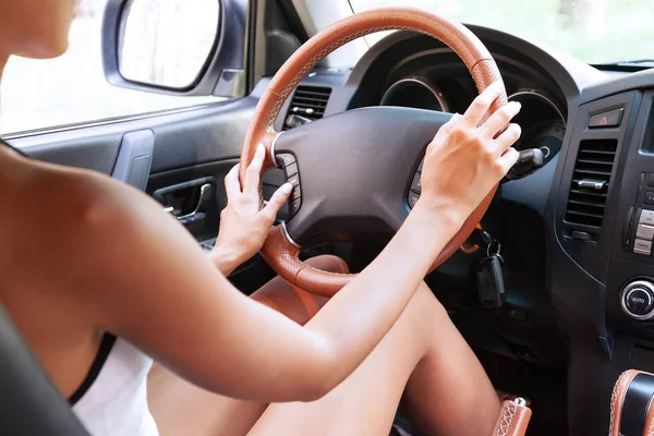 Tiro de perto das mãos da mulher no volante de um carro — Fotografia de Stock