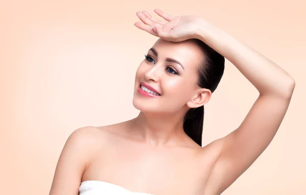 Retrato de belleza de una joven en toalla mirando algo arriba. Concepto de cuidado de la piel —  Fotos de Stock