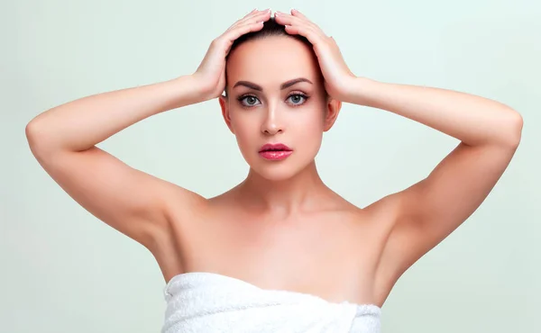 Retrato de belleza de mujer joven en toalla después de la ducha —  Fotos de Stock