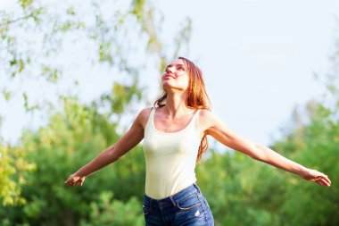 Güzel kız yaz parkında temiz ve temiz hava soluma