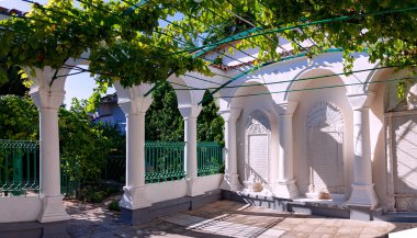 Beyaz sütunlar ve gr yeşil yaprakları ile güzel arka
