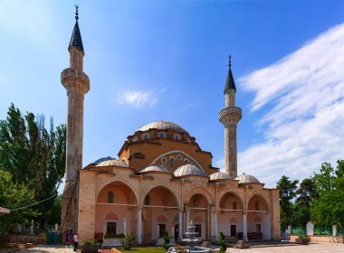 Kırım 'ın en büyük camii olan Juma-Jami Camii, Kırım' ın Yevpatoria kentindedir. 1552 ve 1564 yılları arasında inşa edilmiş ve Osmanlı mimarı Mimar Sinan tarafından tasarlanmıştır..