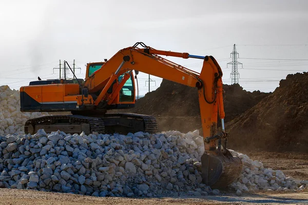 Excavadora en una obra de construcción — Foto de Stock