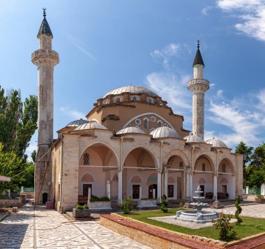 Kırım 'ın en büyük camii olan Juma-Jami Camii, Kırım' ın Yevpatoria kentindedir. 1552 ve 1564 yılları arasında inşa edilmiş ve Osmanlı mimarı Mimar Sinan tarafından tasarlanmıştır..