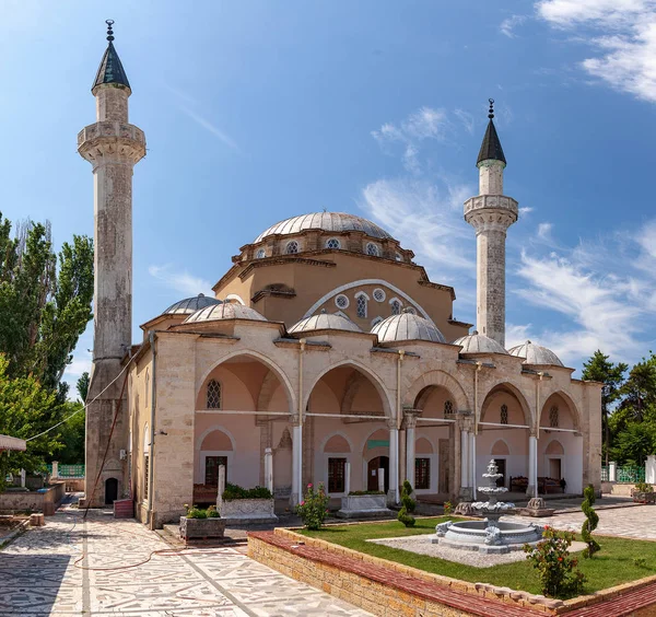 A Mesquita Juma-Jami, a maior mesquita da Crimeia, está localizada em Yevpatoria, Crimeia. Construído entre 1552 e 1564, e projetado pelo arquiteto otomano Mimar Sinan . — Fotografia de Stock