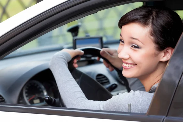 Bonita mulher motorista alegremente rindo em um carro, close-up tiro — Fotografia de Stock