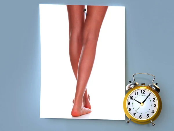 Время сделать кожу на ногах гладкой и мягкой. Женские ноги на фото и будильник. 3D рендеринг — стоковое фото