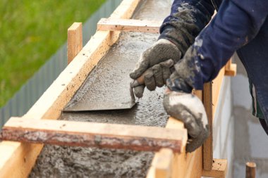 İşçi seviyeleri bir mala kullanarak kalıp içinde beton