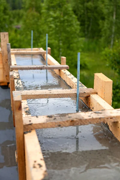 Encofrado de madera cimentación tira de hormigón para una nueva casa — Foto de Stock