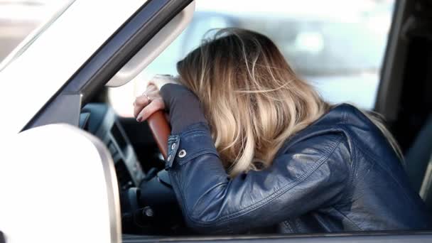 車の中で泣いている女性 感情的ストレス — ストック動画