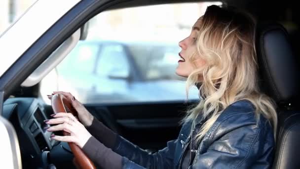 車の中でストレスの多い女性 交通渋滞 — ストック動画