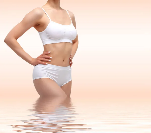 Schlanke, schlanke Frau in weißer Unterwäsche. Wellness- und Körperpflegekonzept. Gesunder Lebensstil — Stockfoto