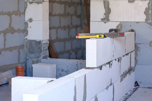 Herramientas de trabajo en una nueva pared. Construyendo un concepto de hogar — Foto de Stock