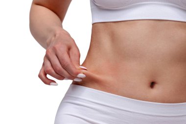 Kadın karnında yağ çimdikler, closeup çekim. 