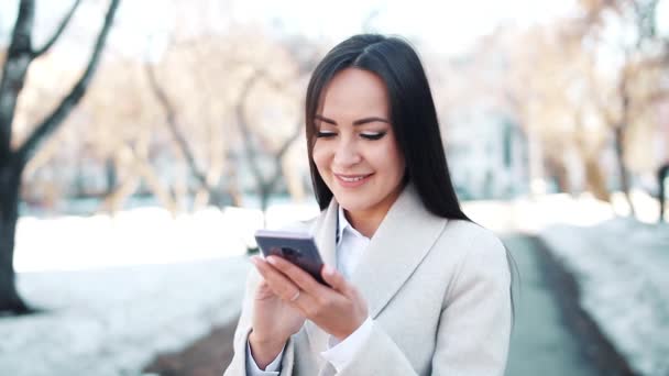 Jovem Mulher Com Smartphone — Vídeo de Stock