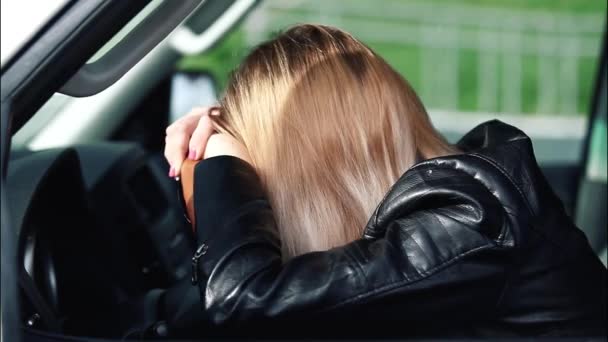 Μια Γυναίκα Που Κλαίει Ένα Αυτοκίνητο Συναισθηματικό Στρες — Αρχείο Βίντεο