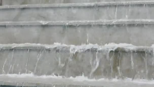 Крупный План Современных Искусственных Водопадов — стоковое видео