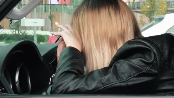 車の中で泣いている女性 感情的ストレス — ストック動画