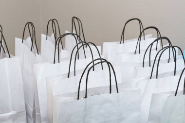 Siyah kolları ile beyaz kağıt alışveriş çantaları, closeup çekim
