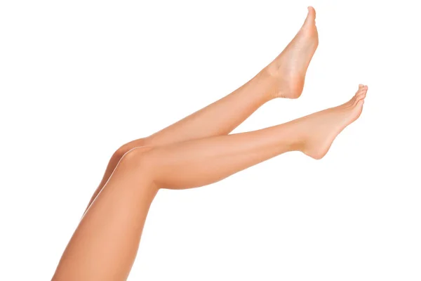 Довгі красиві жіночі ноги, ізольовані на білому тлі — стокове фото