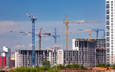 İnşaat alanı. Çalışan vinçlerin çoğu