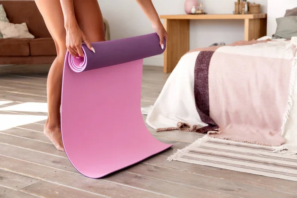 Mujer Está Desenrollando Esterilla Yoga Antes Del Ejercicio — Foto de Stock