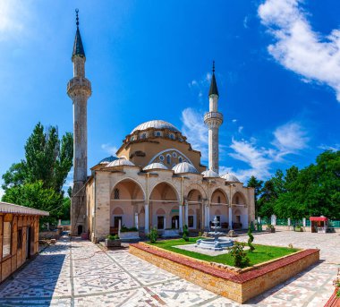 Kırım 'ın en büyük camii olan Juma-Jami Camii, Kırım' ın Yevpatoria kentindedir. 1552 ve 1564 yılları arasında inşa edilmiş ve Osmanlı mimarı Mimar Sinan tarafından tasarlanmıştır..