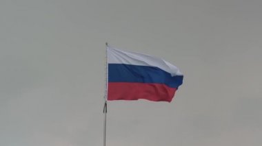 Rus bayrağı bulutlu gökyüzüne karşı