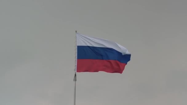 Russische Flagge Gegen Bewölkten Himmel Lizenzfreies Stock-Filmmaterial