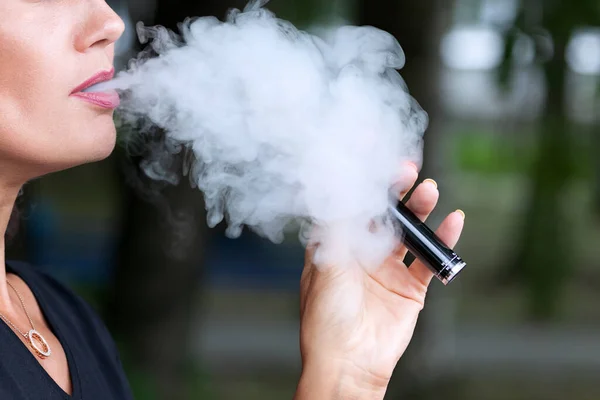 Frau Mit Elektronischer Zigarette Vape — Stockfoto