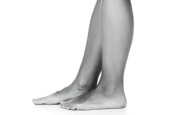 Güzel Kadın Ayakları Beyaz Arka Planda Soyutlanmış — Stok fotoğraf