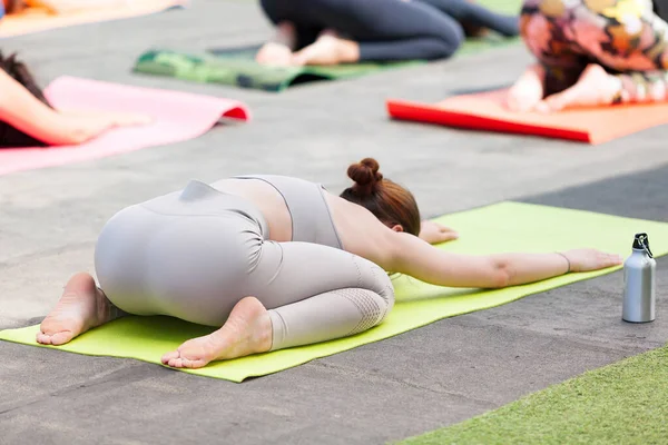 Grupo Mujeres Jóvenes Haciendo Ejercicio Gimnasio Haciendo Yoga — Foto de Stock