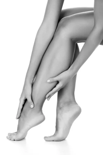 Gambe Mani Femminili Sfondo Bianco Isolato — Foto Stock