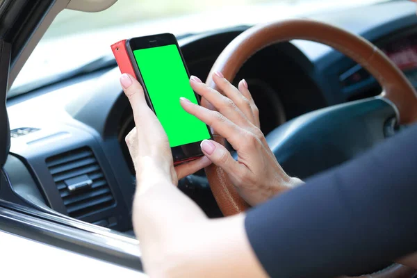 Autofahrerin Mit Smartphone Der Hand Während Der Fahrt — Stockfoto